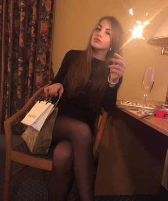Мои услуги подарят тебе незабываемое удовольствие и расслабление. 😏 Я умею создавать атмосферу истинного наслаждения, которая поможет тебе расслабиться и забыть о проблемах. ✨ В моих возможностях много творчества и страсти. Я готова показать тебе все свои таланты. Мои фото не оставят тебя равнодушным, обещаю 😉 У меня множество положительных отзывов, которые подтверждают мою незабываемость и профессионализм. 💕 Я с нетерпением жду нашей встречи в Москве - городе возможностей. Давай создадим незабываемые воспоминания вместе! 🌹 Виктория